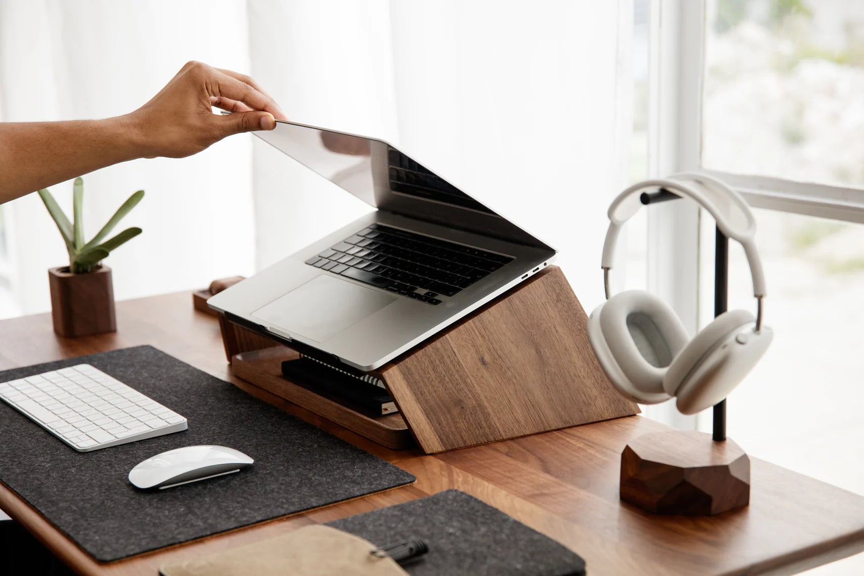 Oakywood laptop store stand